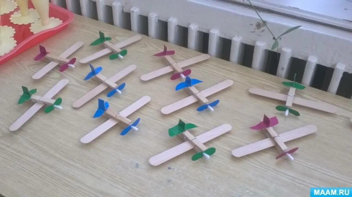 Конструирование самолетиков. Самолет из гофрокартона. Самолёт из картона для детей. Самолет из цветного картона. Поделка самолет из картона.