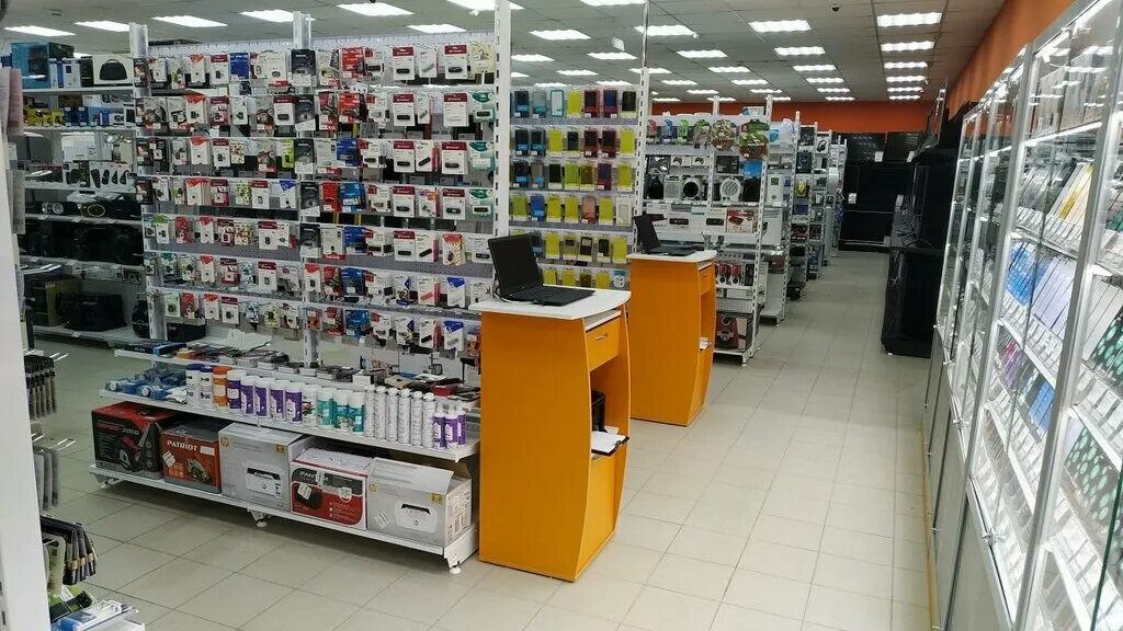 Днс стенды с компьютерами. Днс удачный. Кбт днс. Днс гипер казань. Днс киреевск.