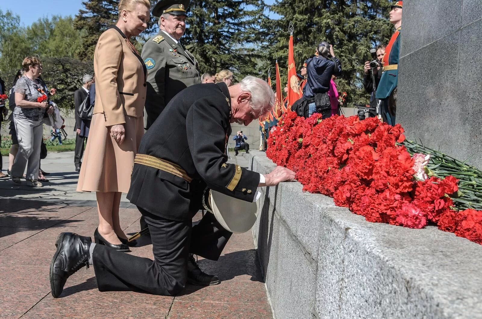 Ветеран на коленях. Ветераны возлагают цветы к Вечному огню. Памятник 9 мая. С днем Победы. 9 мая день победы самый