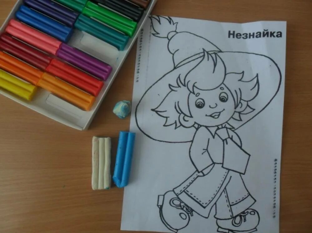 Незнайка из пластилина. Незнайка пластилин. незнайка картина из пластилина. пластилин поделка незнайка.