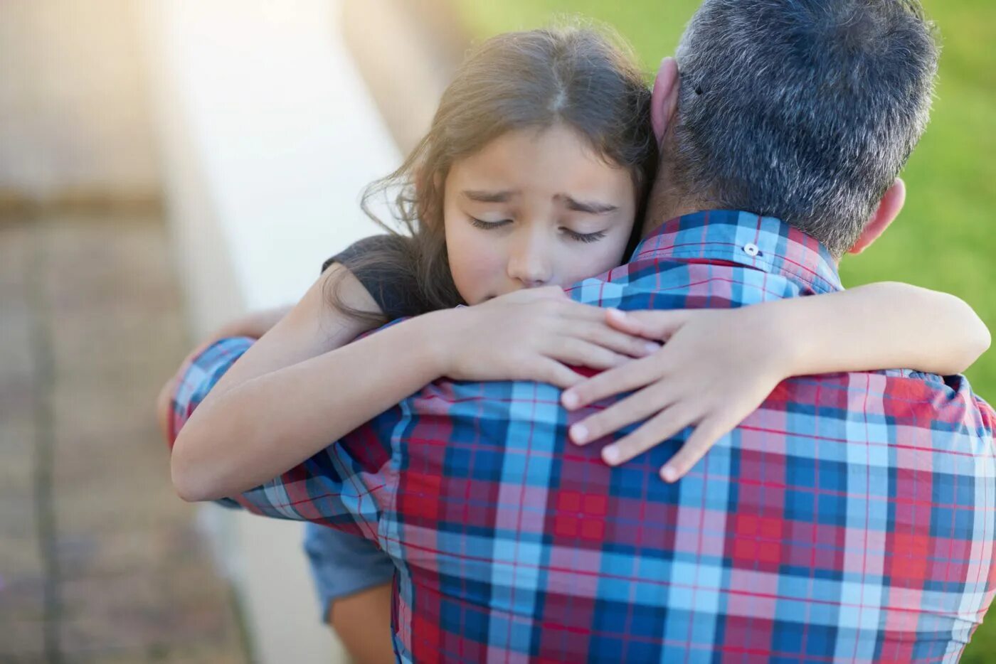 His loving daughter. Отец и плачущая дочь. Отец успокаивает дочь. Мальчик успокаивает девочку.