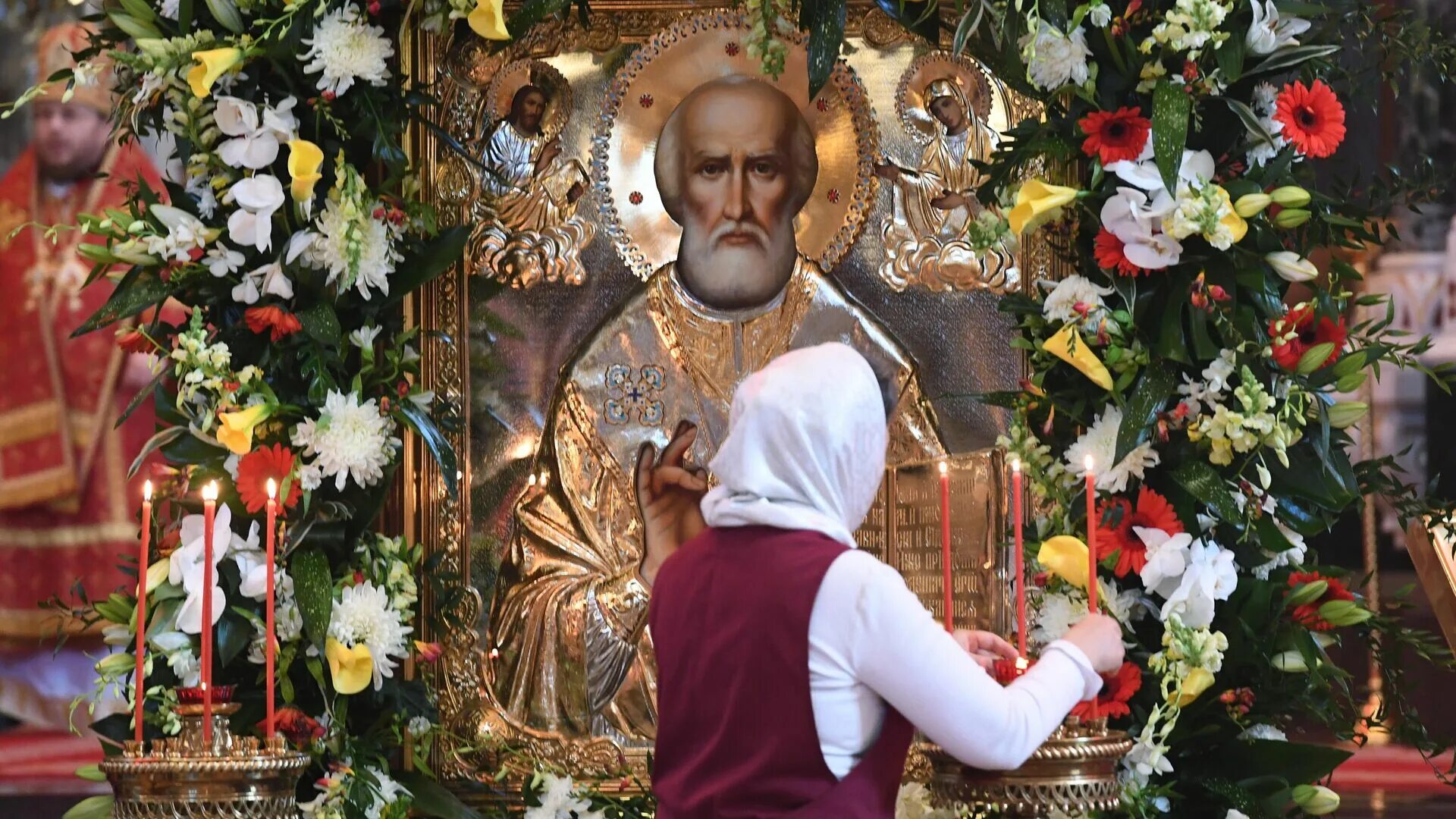 19 декабря 2021. Икона Святого Николая Чудотворца в церкви.