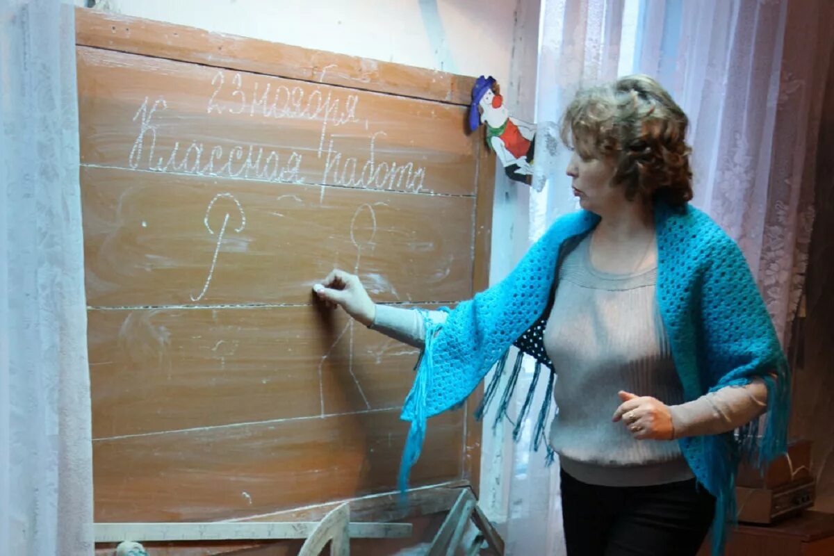 Учитель работает в сельской школе. Сельский учитель. учитель в сельской школе. деревенская учительница. учительская в сельской школе.