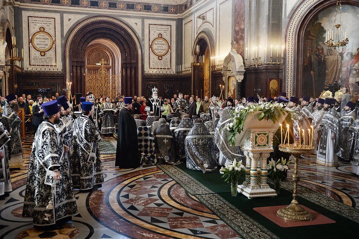 богослужение в храме христа спасителя в москве. храм христа спасителя богослужение в субботу 27 марта. пасхальное богослужение в храме христа спасителя. храм христа спасителя в москве служба.