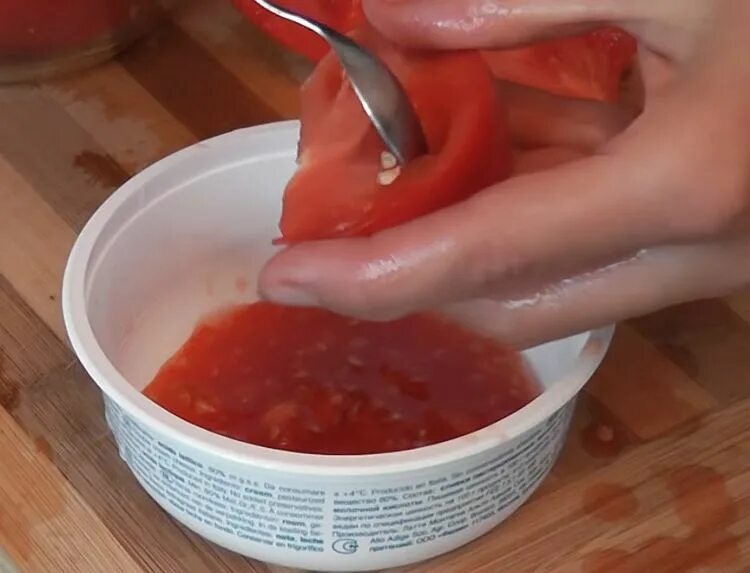 Когда замачиваем семена томатов в марте. Протравливание семян томатов. Семена из помидор. Подготовка семян томатов к посеву. Извлечение семян из помидор.