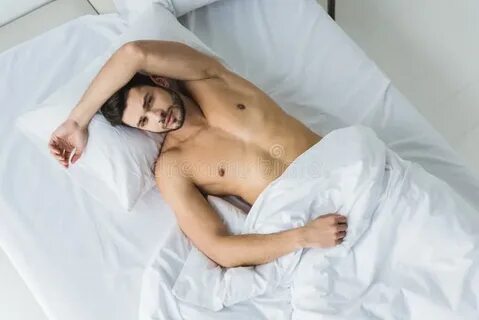 Парни в постели возбуждены