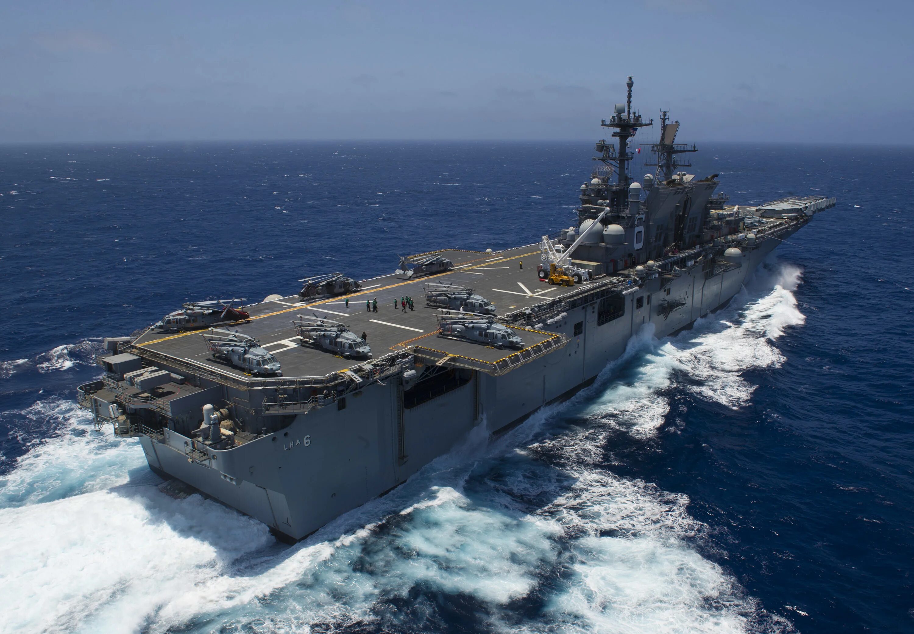 Usa ships. Корабль USS America (LHA 6). Универсальный десантный корабль Америка. Универсальные десантные корабли ВМС США. Десантный вертолетоносец Америка.