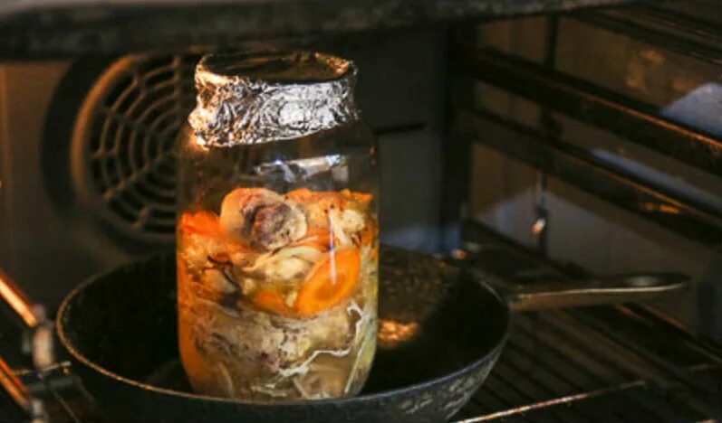 Курица в банке в собственном. Мясо в банке в духовке в собственном. мясо в духовке в стеклянной банке. мясо в банке в духовке в собственном соку с овощами. запечь мясо в стеклянной банке в духовке.