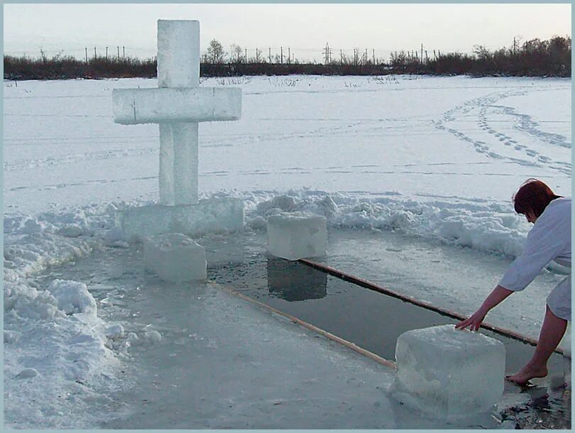 Крещение лед. Крещение лед. Крест из льда. Крещение батюшка. Бабы в проруби.