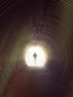 В конце тоннеля яркий слушать