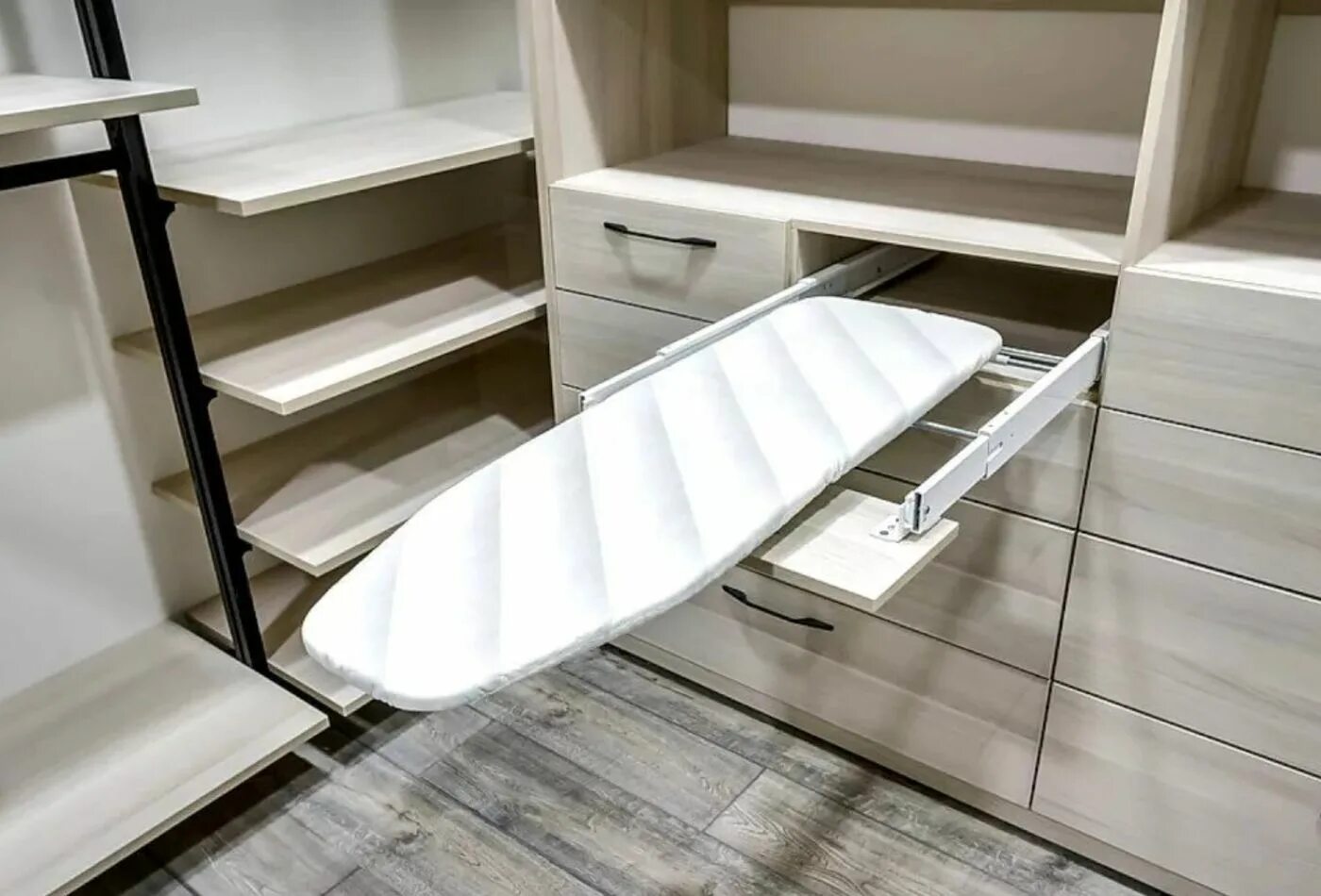 Хранение гладильной доски в шкафу. Шкафчик для гладильной доски. Гладильная со шкафами. Встроенная гладильная доска ikea rationell 20710. Гладильная со шкафами.