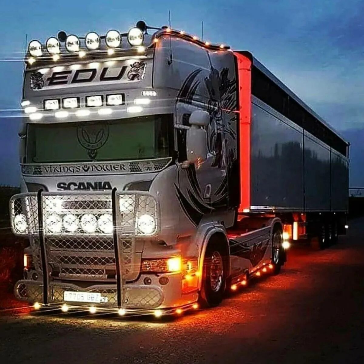 Крутые дальнобойщики. Scania v8 Tuning Night. Фуры Скания тюнинговые. Скания v8 Tuning. Скания большегруз.