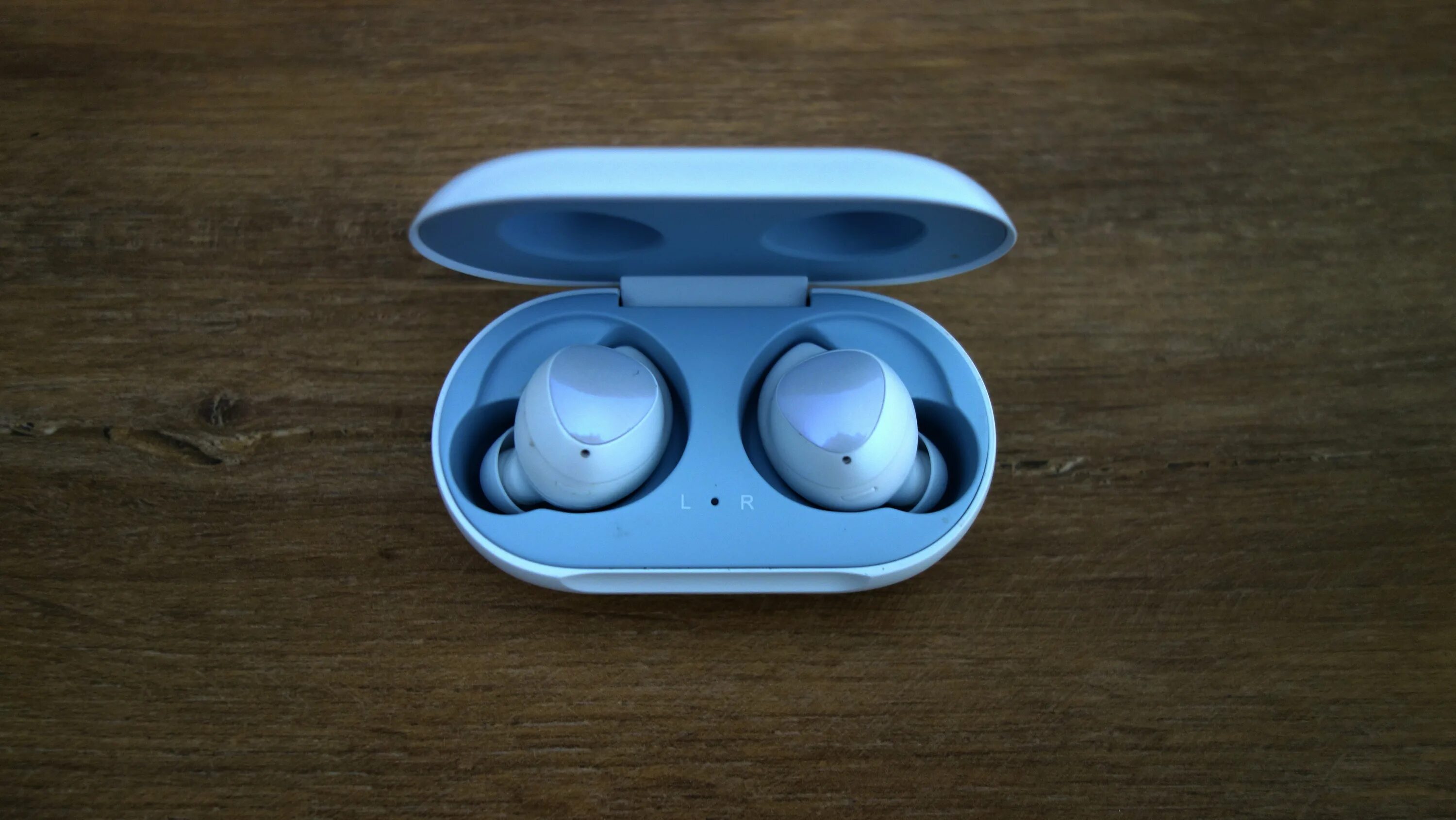 Левый наушник buds pro. Samsung Galaxy Buds 1. Наушники TWS Samsung Galaxy Buds+. Наушники Samsung Galaxy Buds+ Blue. Samsung Buds SM-r175.