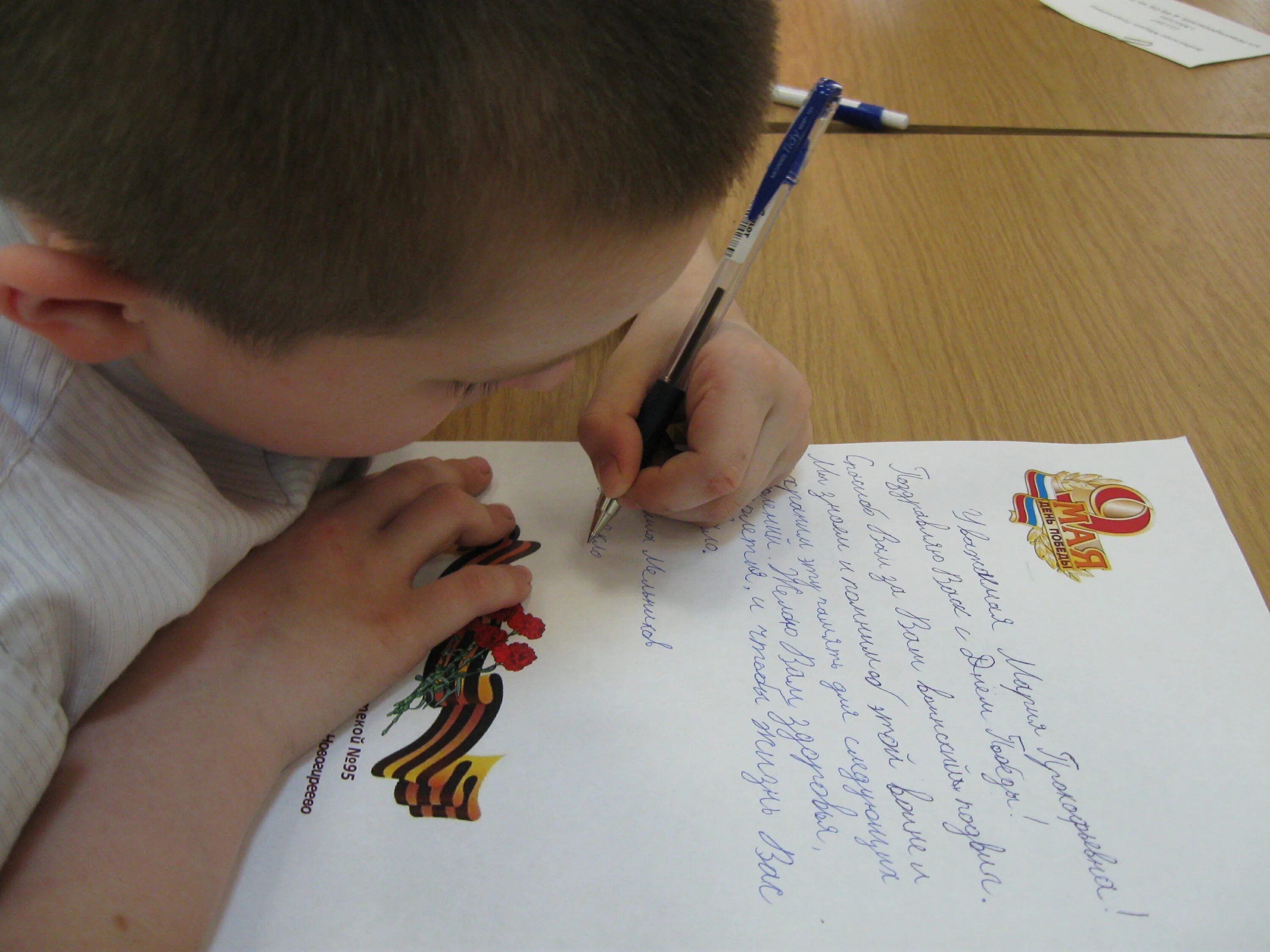 Картинки дети пишут буквы. Письменное рисование. Писающий мальчик. Школьник пишет письмо. Ребенок пишет письмо.