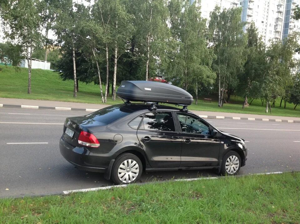 Фольксваген поло багажник купить. Thule Motion 800 VW Polo sedan. Thule Polo sedan. Багажник на крышу Фольксваген поло седан 2018. Thule Motion 800 VW Polo.