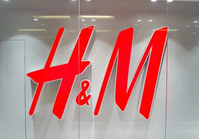 H m he. H M магазин. H M вывеска. Магазин н m. H M логотип.