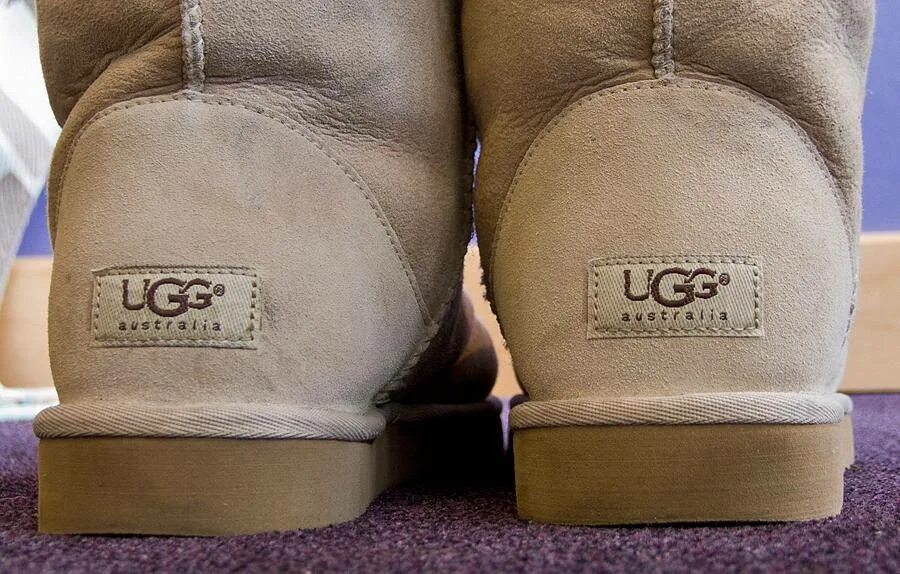 Бирка на оригинальных ugg. Оригинальные ugg australia 2017. Оригинальная коробка угг. Голограмма на уггах. Как отличить оригинальные ugg.