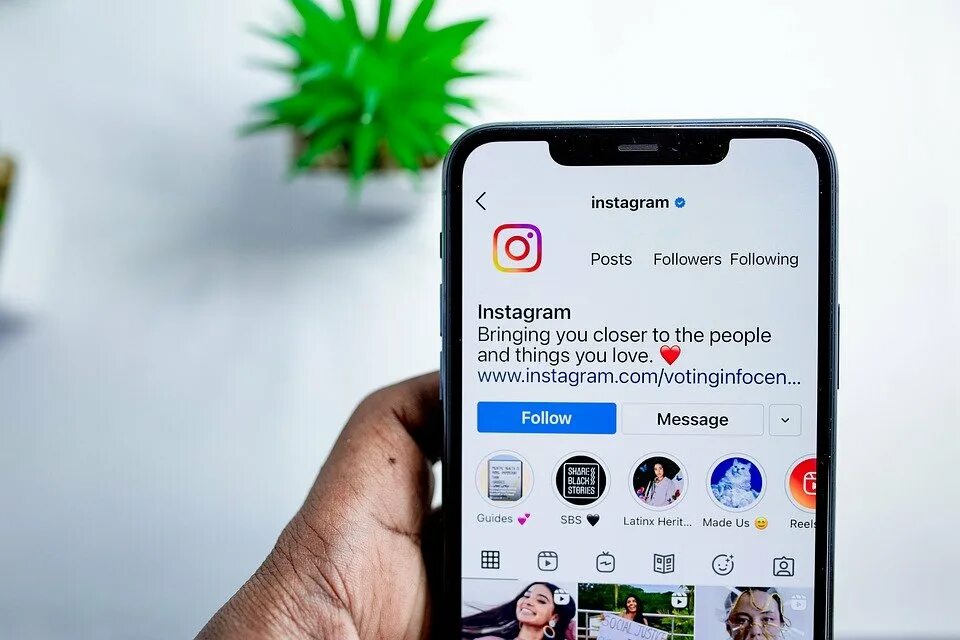 Обновление инстаграм. Instagram заблокировали. Картинка instagram вырезанная. Ограничение соц сетей. Инстаграм убирает.