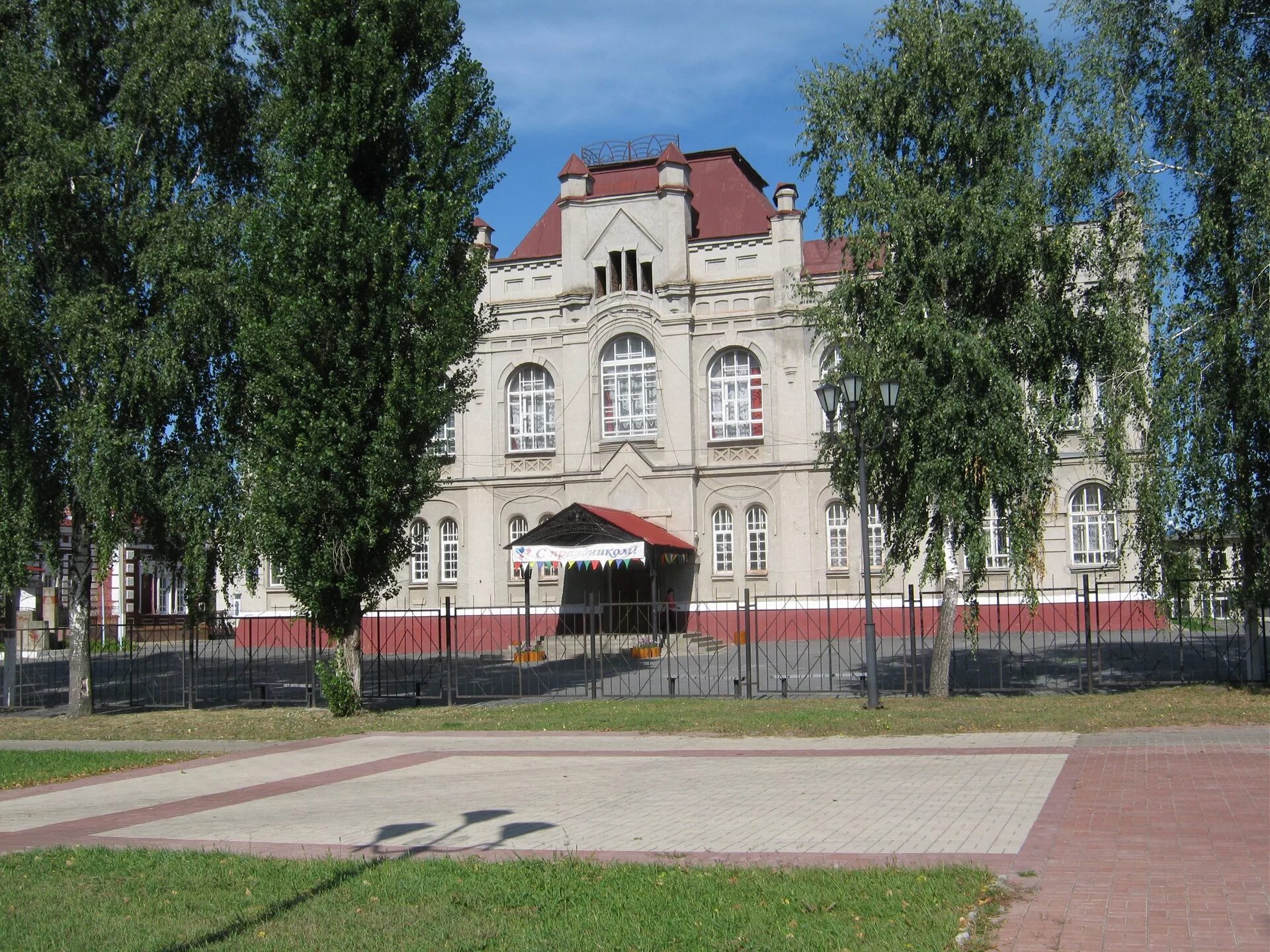 Музей город Грайворон Грайворонский. Дом купца Дмитренко Грайворон. Центр города Грайворон Белгородская область. Районная администрация Грайворон Белгородская область.