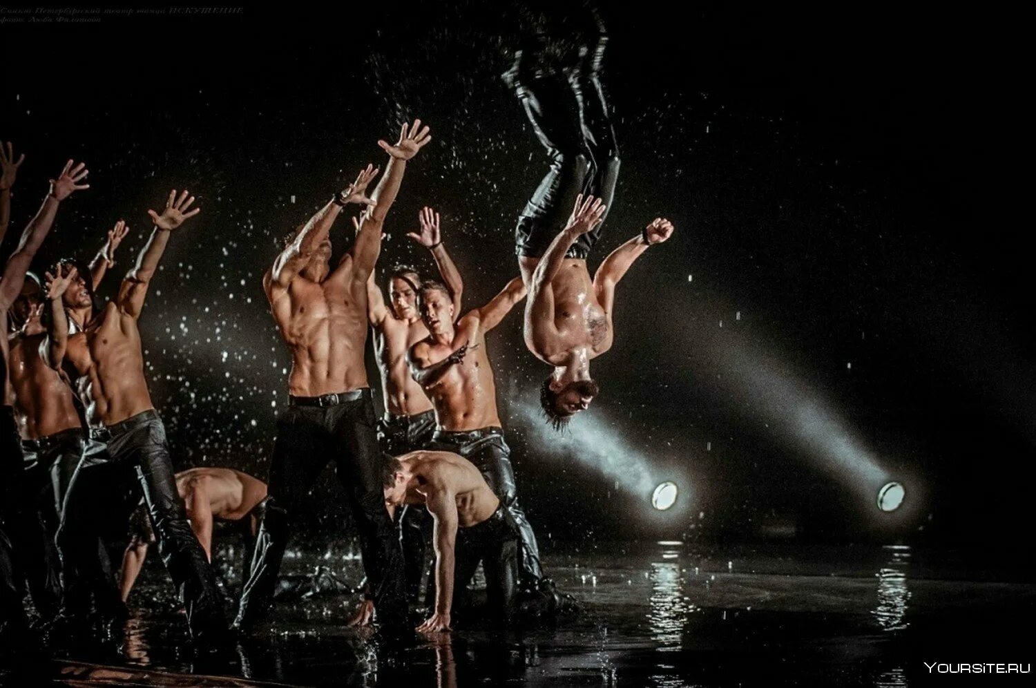 Видео где мужчины танцуют. Санкт Петербургский театр танца искушение. Театр танца искушение шоу под дождем. Искушение театр под дождем Санкт-Петербургский. Шоу танцы под дождем искушение в СПБ.