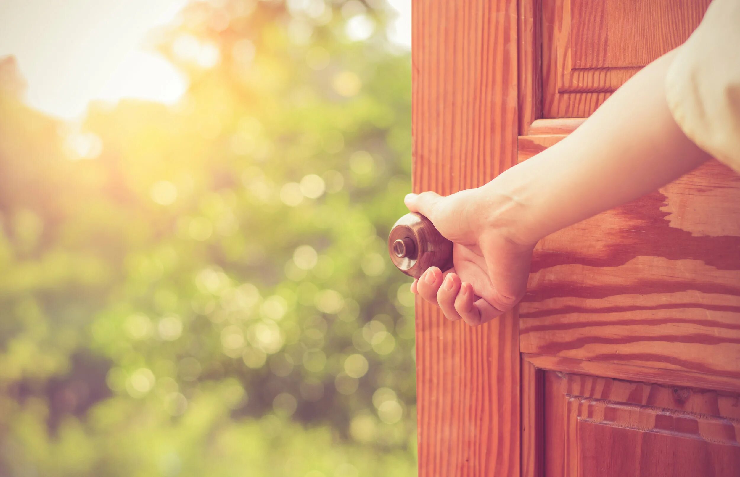 Дверь открывается вручную. Женская рука открывает дверь. open door hand. женщина открывает шторы. doors open.
