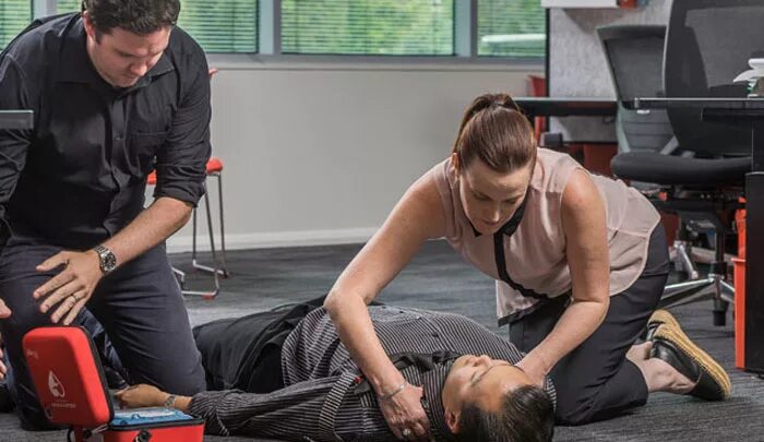 Оказание первой помощи пострадавшим. Аптечка туристическая. Набор для оказания первой неотложной помощи. Аптечка с перевязочным материалом. Оказание первой помощи.