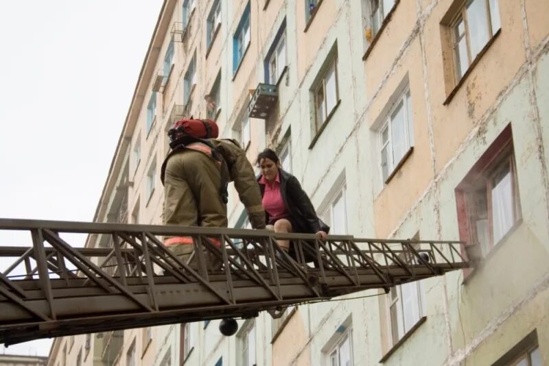 человек на пожарной лестнице. огонь в подъезде. задымление в подъезде. тушение пожара в театре. схема путей эвакуации мгн.