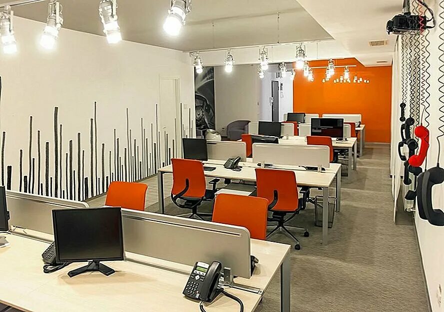 частный образовательный центр. интерьер учебной аудитории. учебный центр интерьер. современный компьютерный класс. организация учебных центров.