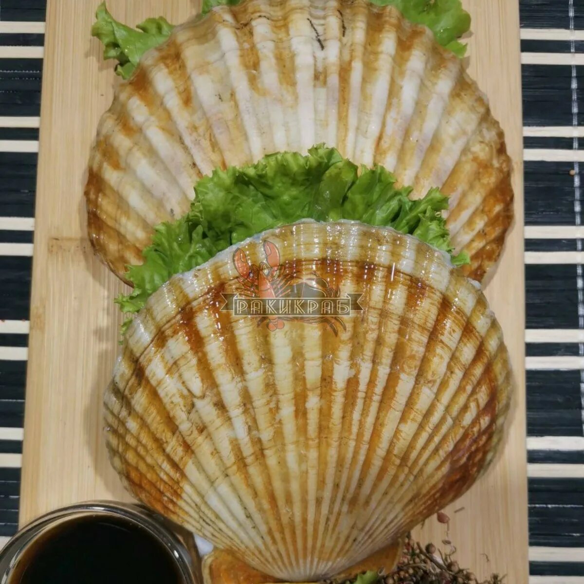 Гребешок запеченный в ракушке. Морской гребешок по шанхайски. Гребешок запеченный в ракушке. Мурманский гребешок. Гребешки запеченные в раковине.