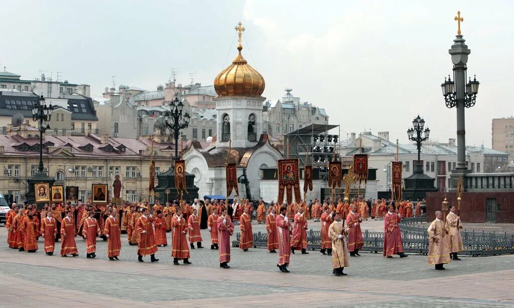 Молебен храм христа спасителя. Крестный ход храм христа спасителя. крестный ход в москве вокруг храма христа спасителя. пляж у храма ххс. поруганные храмы.