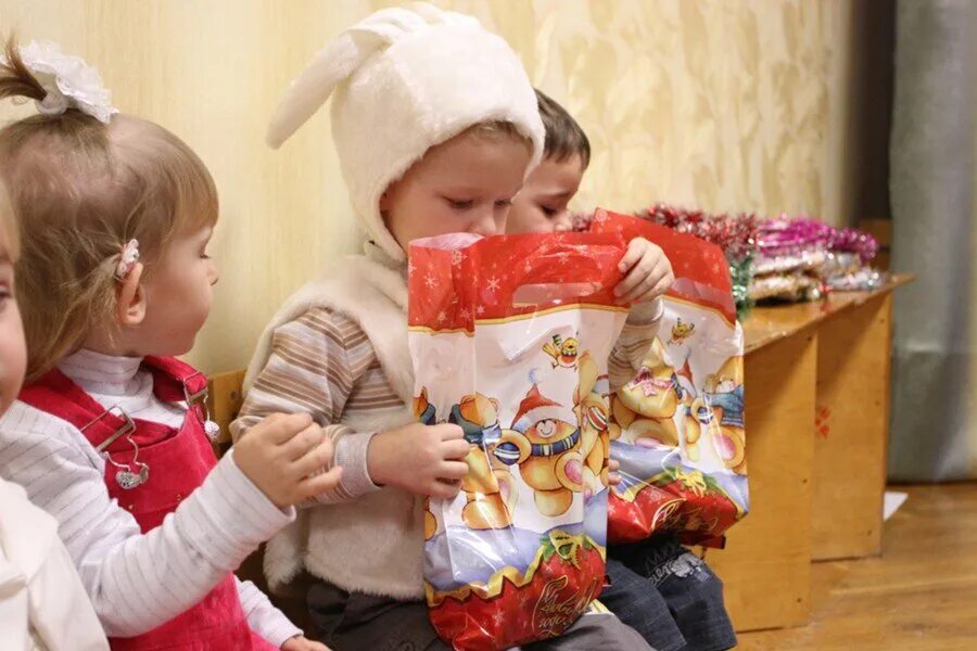 Подарки для детей. Подарки в садик на новый год. Новогодние подарки детям в сад. Подарки на новый год детям в детский сад.