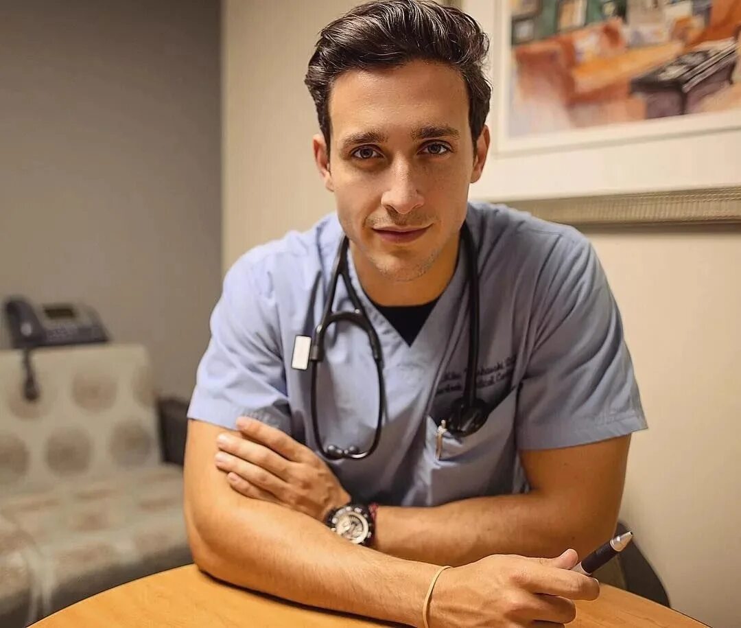 Мужчина врач форум. Врач мужчина. Красивый молодой врач. Красивый врач мужчина. Красивый доктор.
