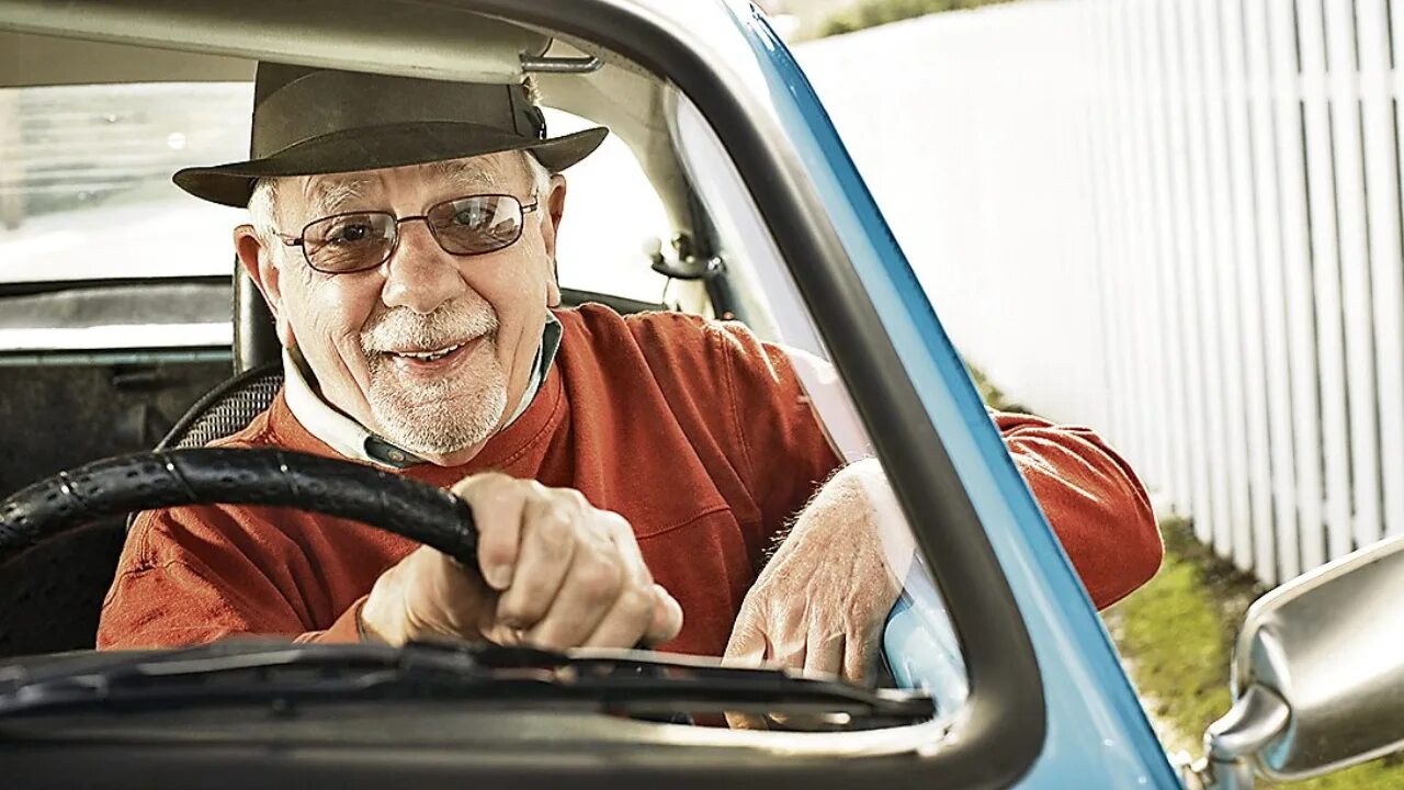 Автомобиль пенсионеру. Дед за рулем. Пожилой мужчина за рулем. Пенсионер за рулем. Пожилой таксист.