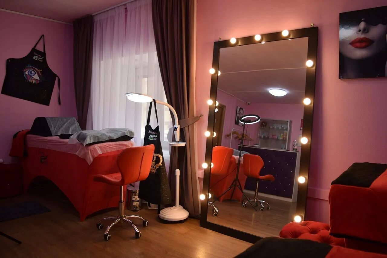 Интерьер маникюрного салона. Кабинет наращивания ресниц интерьер. Салон по наращиванию ресниц. Студия ресниц алены судаковой. Кабинет для наращивания ресниц.