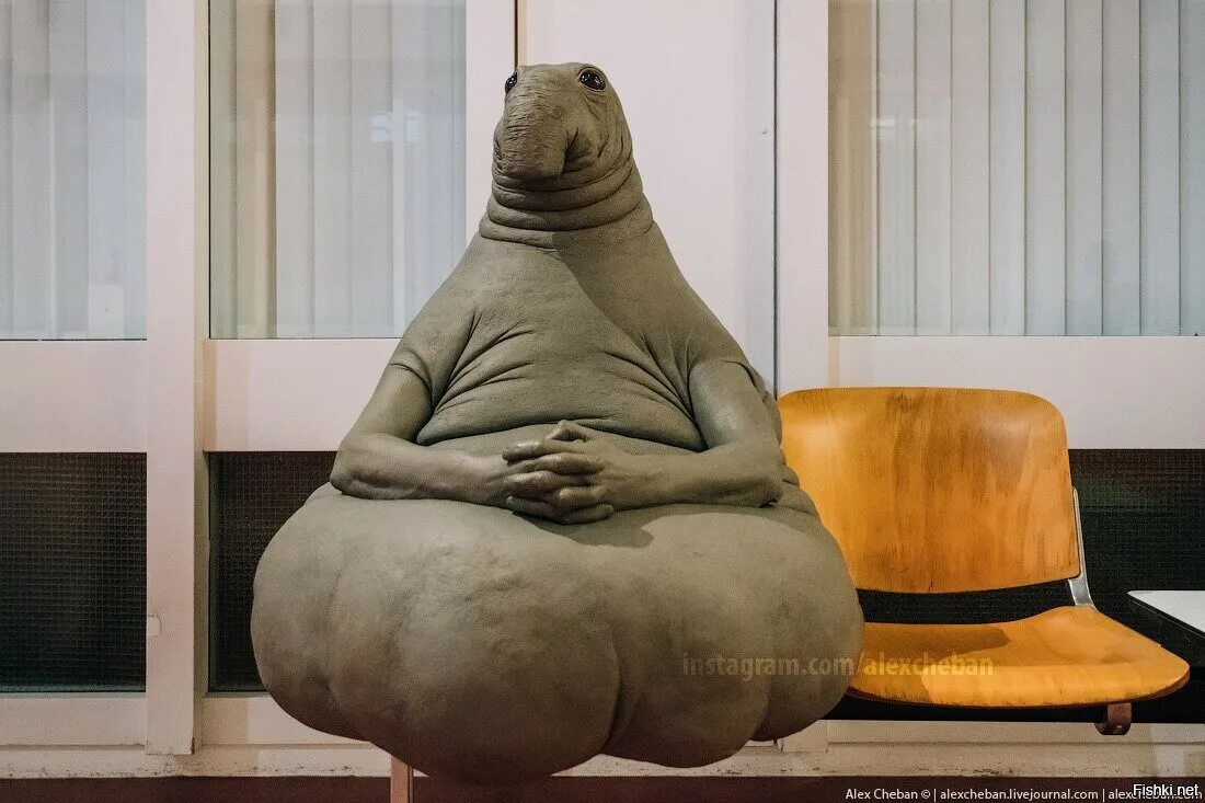 Ждун скульптура лейден. Сижу жду маму. Сижу жду маму. Ждун на бали. Ждун мем.