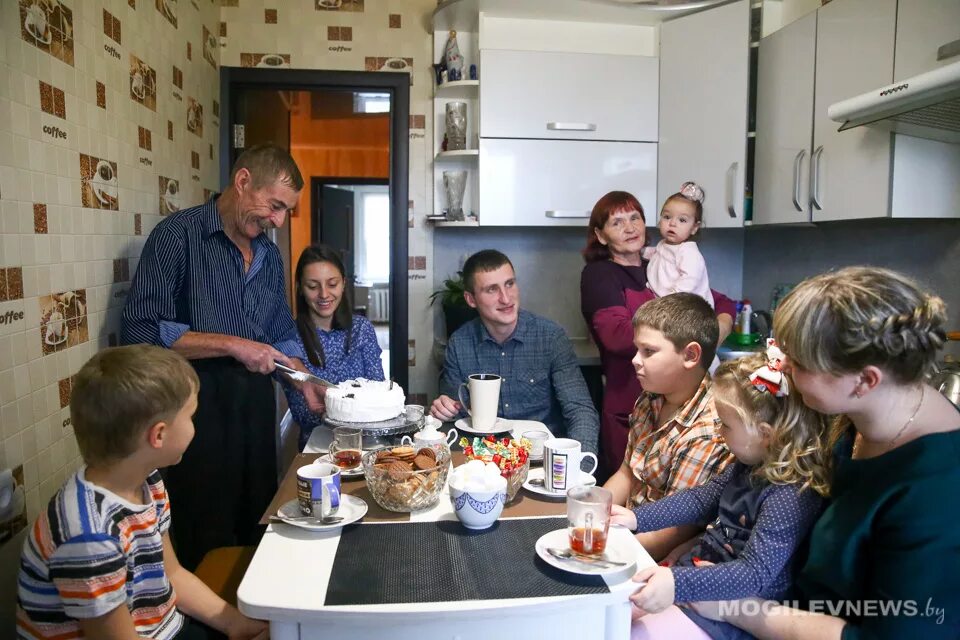 Дом малоимущим семьям. Многодетная семья в квартире. Многодетные малоимущие семьи. Большая семья в маленькой квартире. Жилье многодетным.