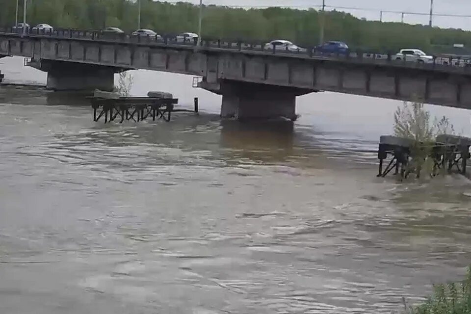 Уровень томи в новокузнецке сегодня веб камера. Паводок 2021 Новокузнецк. Калтан наводнение 2004. Река Томь Новокузнецк. Потоп Новокузнецк.