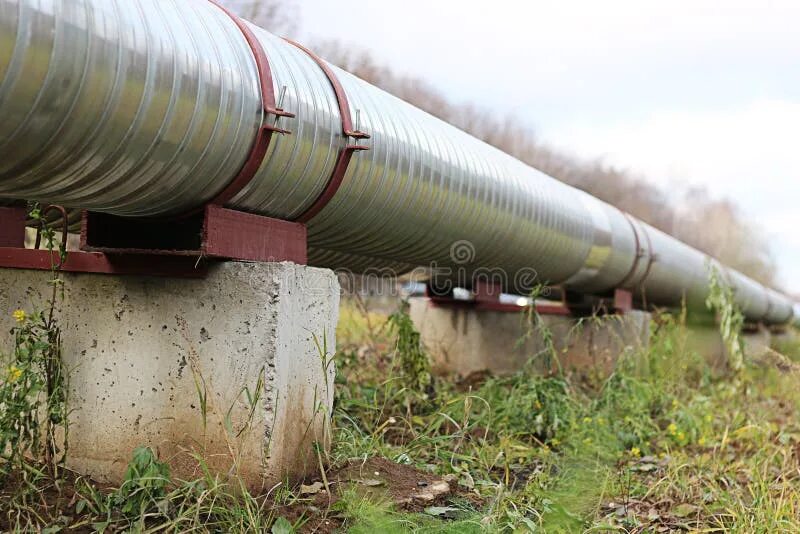 Шел по трубам газ. Газопровод. Трубы на юге газ фото. Надземный магистральный газопровод. Ржавая труба.