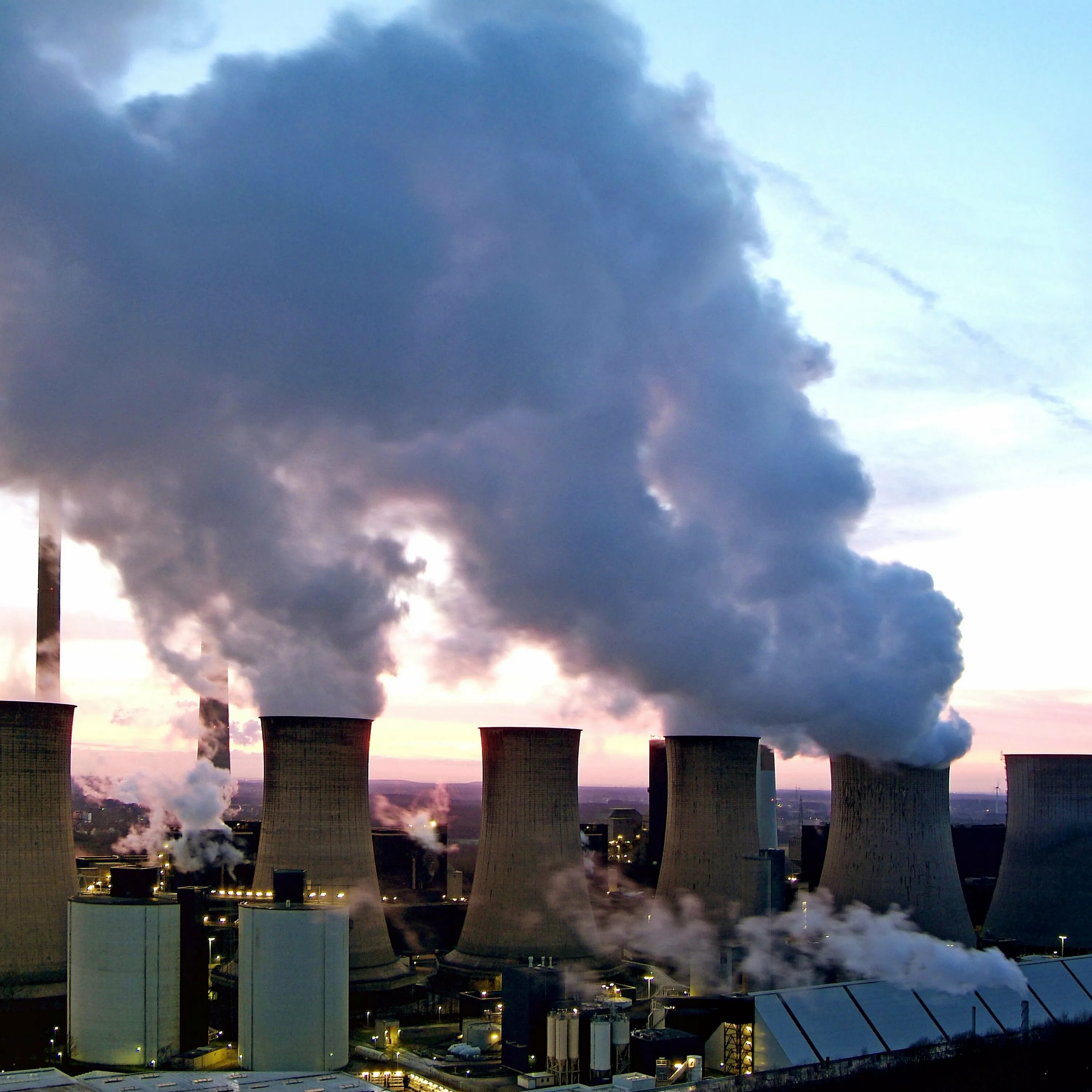 Загрязнение воздуха. Промышленное загрязнение. Выбросы в атмосферу с промышленных предприятий. Атмосферное загрязнение.