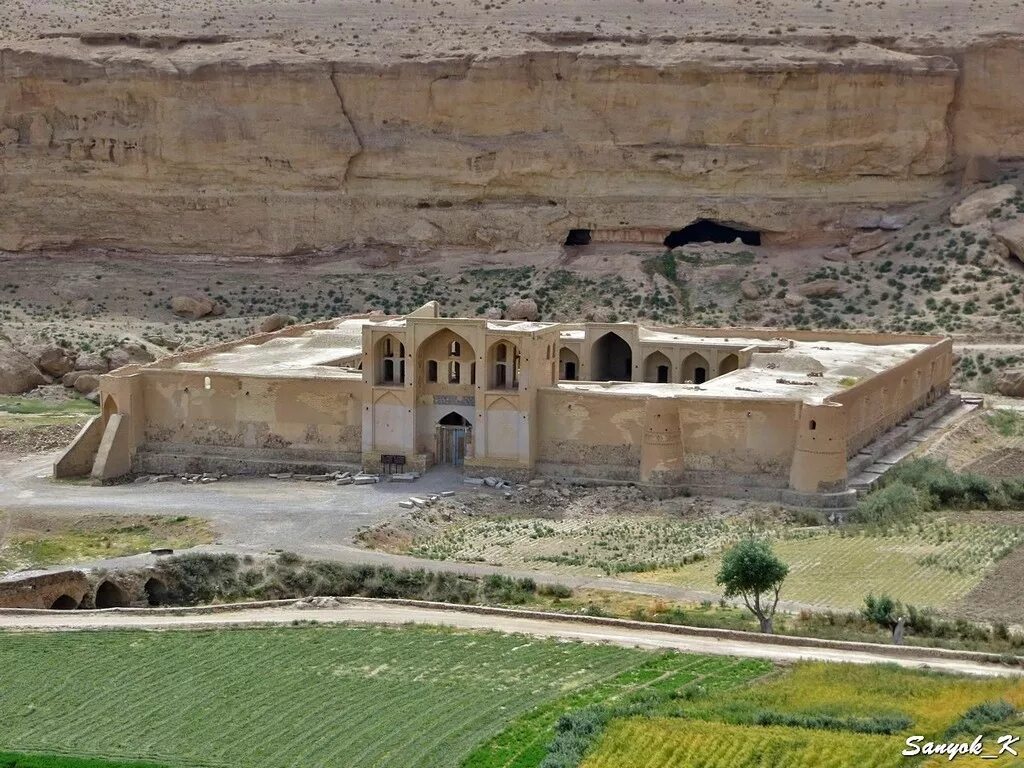 Проехавши караван сарай мне открылся город. Мейбод караван сарай. Шах сарай нукус. Караван-сарай (оренбург). Караван-сарай буюк-хан.