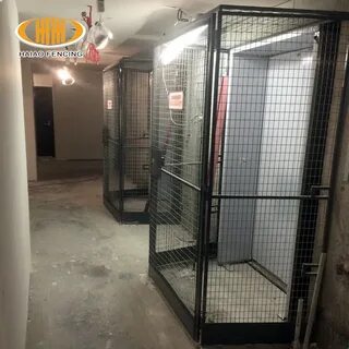 Клетка лифта массой 300 кг