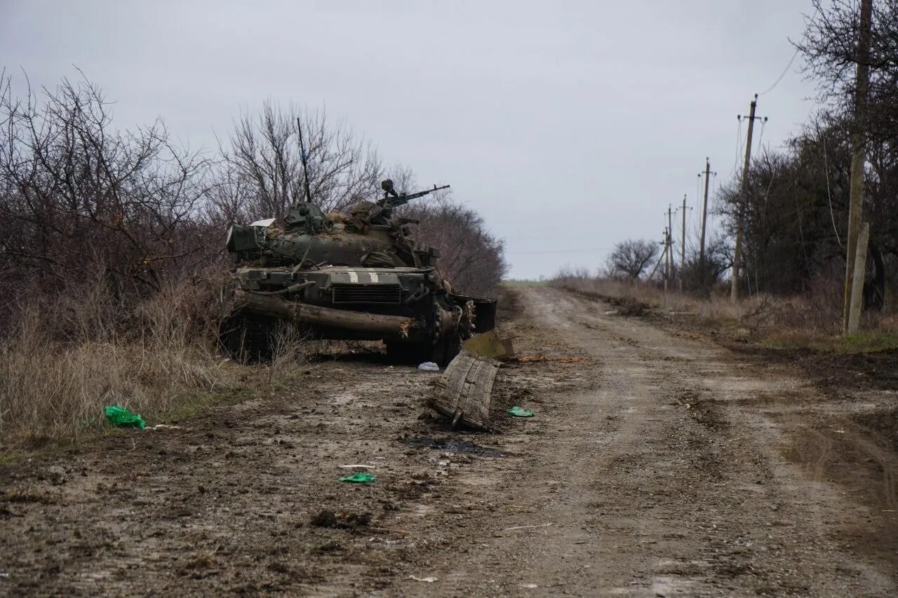 Подбитый т72 Дебальцево. Т 64 БТР Бахмут. БТР 80 подбитый на Украине. Военные видео сводки с украины на сегодня