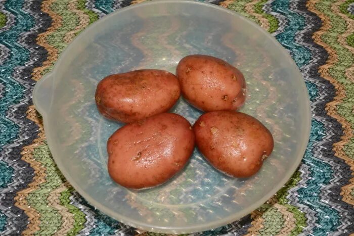 Картошка запеченная в микроволновке в кожуре. Картофель в микроволновке. картошка в мундире в микроволновке. картошка для микроволновки. картошка в микроволновке в кожуре.