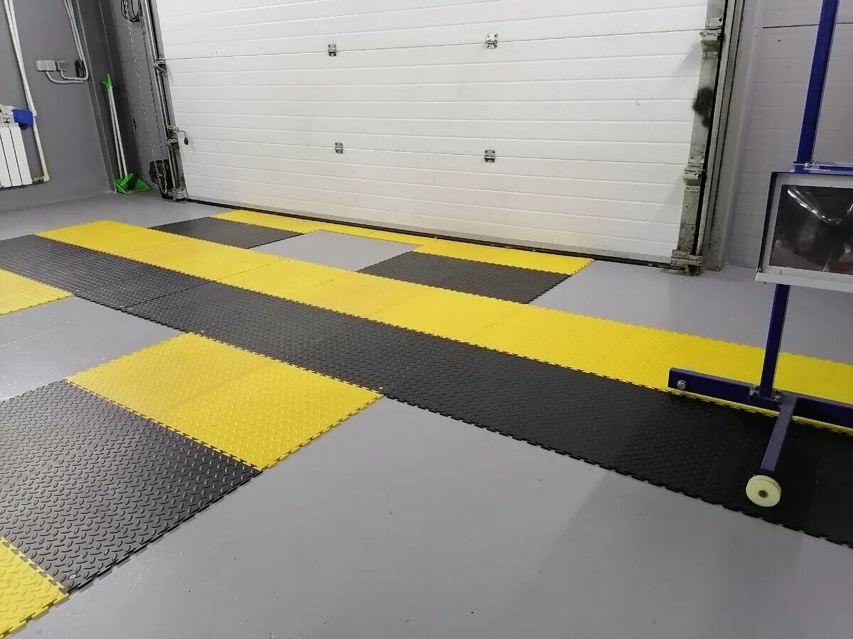 Напольное покрытие для сто. Напольная плитка для гаража. Модульный пол для гаража. Модульные полы для гаража. Полимерная плитка для гаража.