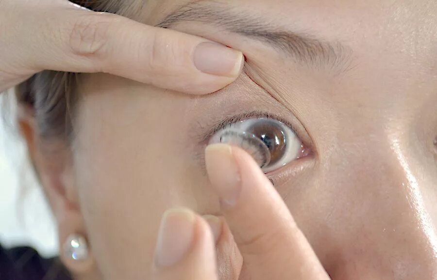 Как можно скорректировать зрение при помощи линз. Ночные корректирующие линзы. Ночные контактные линзы для коррекции зрения. Ночные корректирующие линзы для глаз. Ночные линзы на глазах.