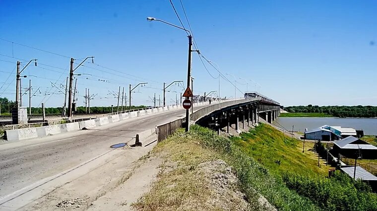 Открыли ли старый мост. Коммунальный мост барнаул. старый мост барнаул. мост на калинина барнаул. новый старый мост в барнауле.
