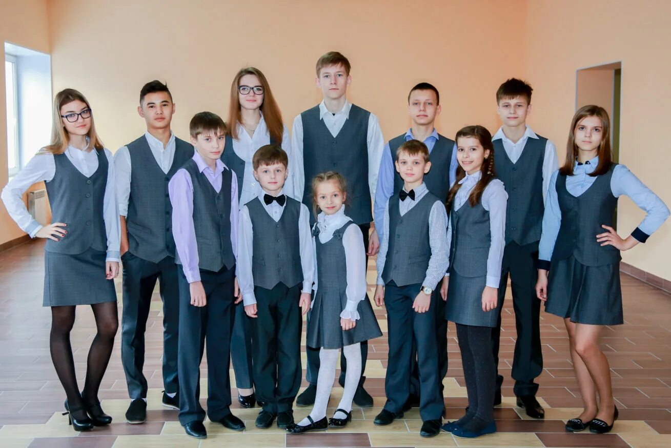 Решение по фото класс. Школьная форма в России. Единая Школьная форма. Школьники в форме. Школьная форма в школе.