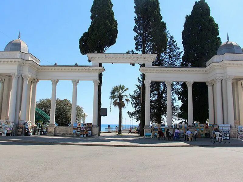 Колоннада в сухуми. Колоннада сухум. сухум колоннада на набережной. колоннада гагра. колоннада в сухуми фото.