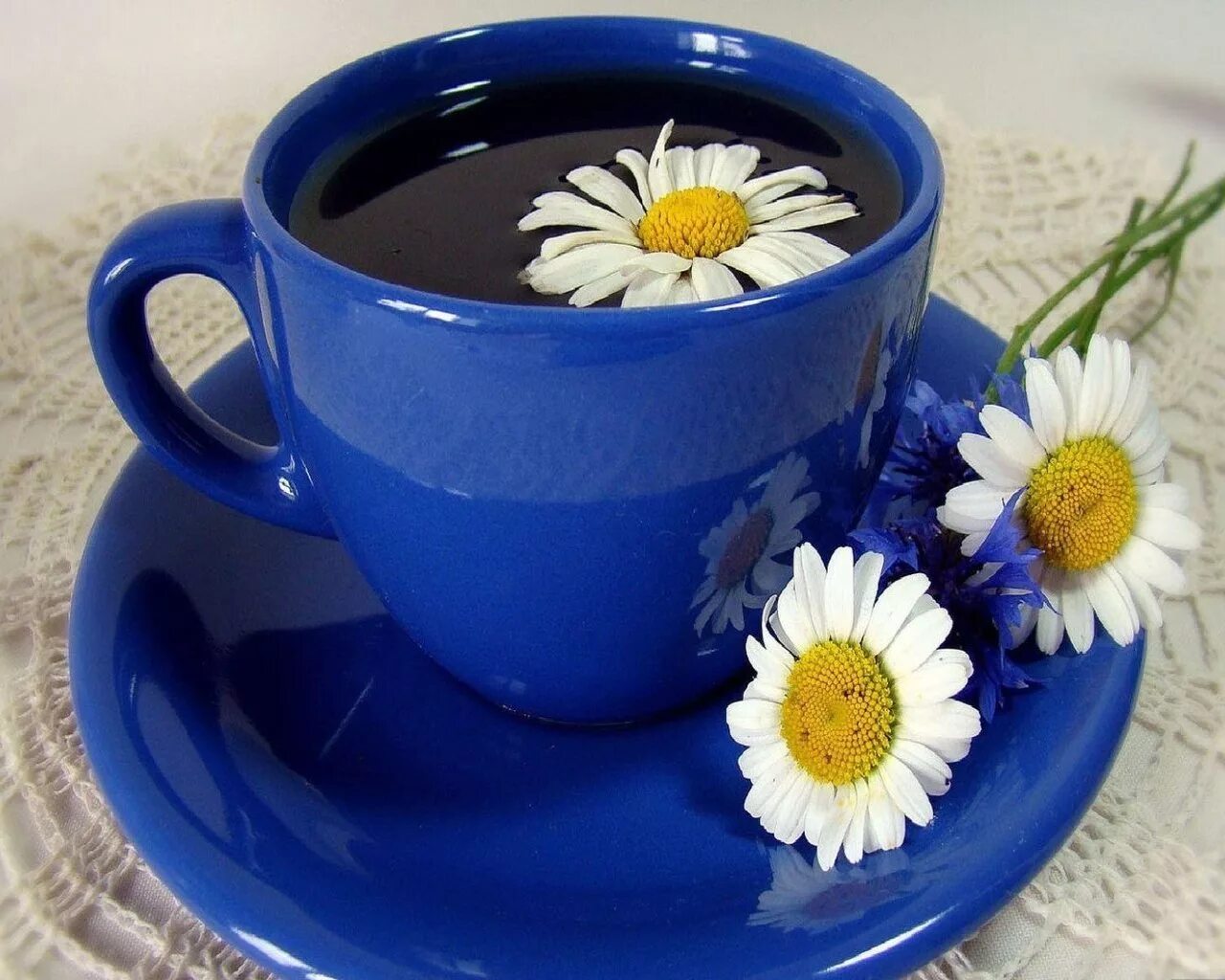 Утро называться. Ромашки в чашке. С добрым утром. Открытки с добрым утром. Чай с ромашкой в кружке.
