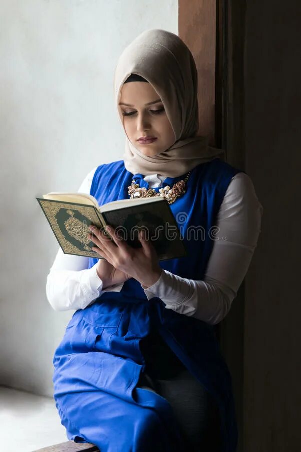 Девушка с Кораном. Девочка мусульманка с Караном. Мусульманская девушка с Кораном. Коран в руках девушки. Без платка можно читать коран